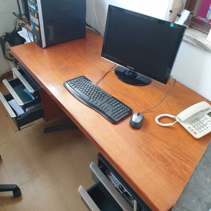 1 Secretária especial, que ninguém tem.