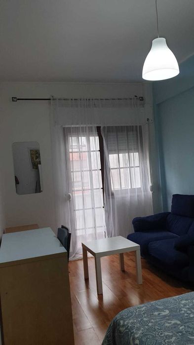Quarto de solteiro em Almada cacilhas.