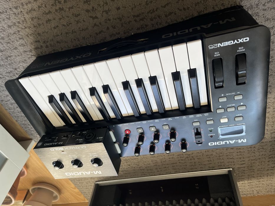 Controlador midi Oxygen 25 + interface de audio da M-audio