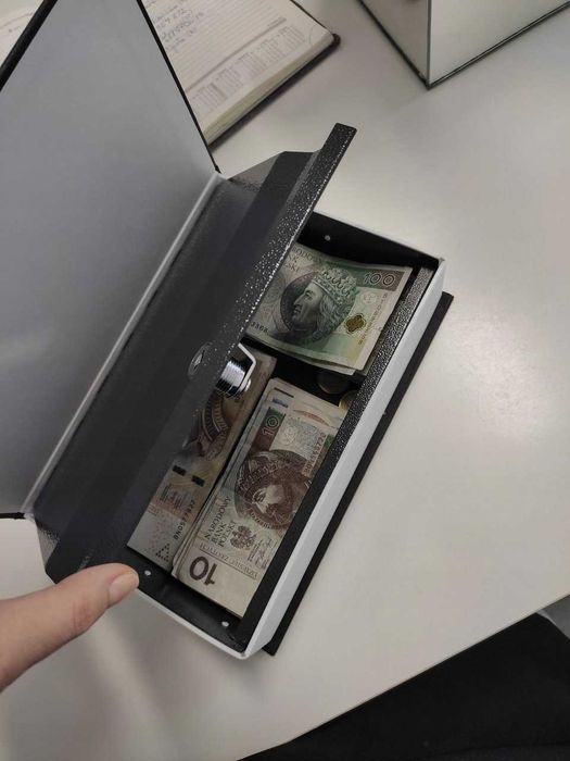 skrytka książka czarna na pieniądze dokumenty klucze