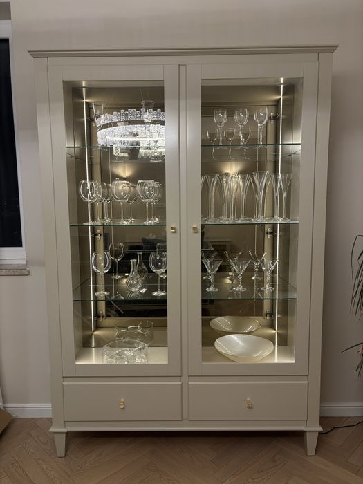 Elegancka, podswietlana witryna marki NOVELLE