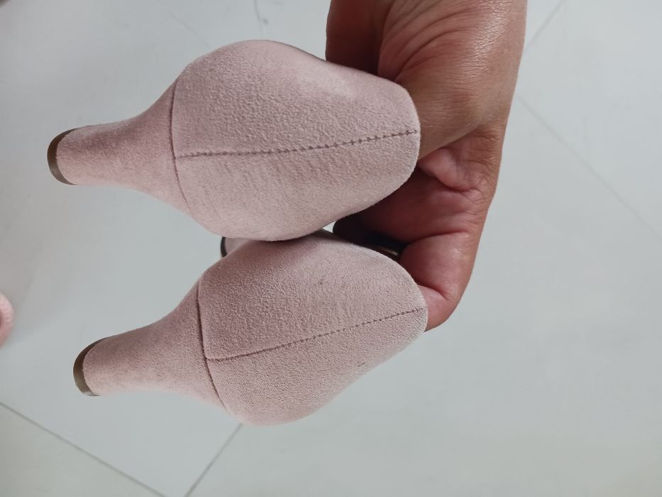 Buty na obcasie.
