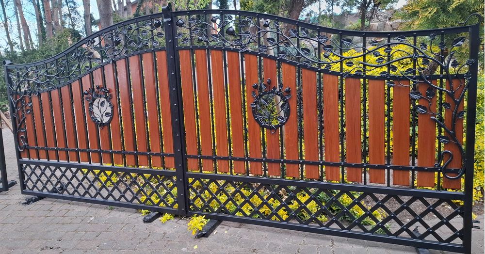 Kuta brama z drewnem lub aluminium drewnopodobnym  brama z różą