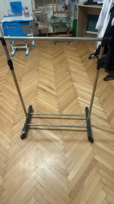 Стійка для одягу