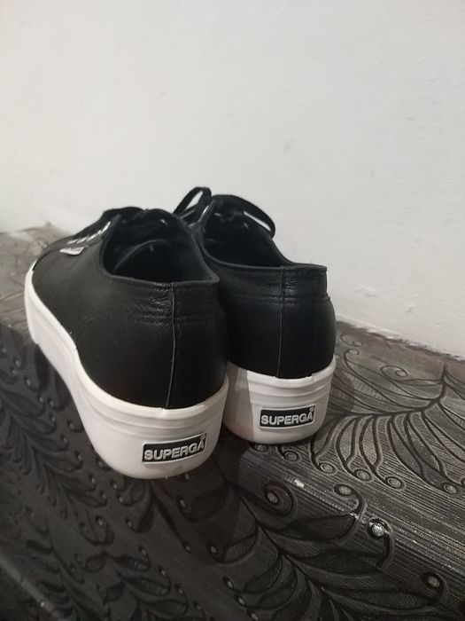 Czarne trampki na platformie Superga 36