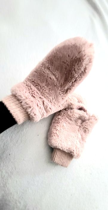 SINSAY ciepłe futerkowe rękawiczki mitenki różowe bez palców 

Kod pr