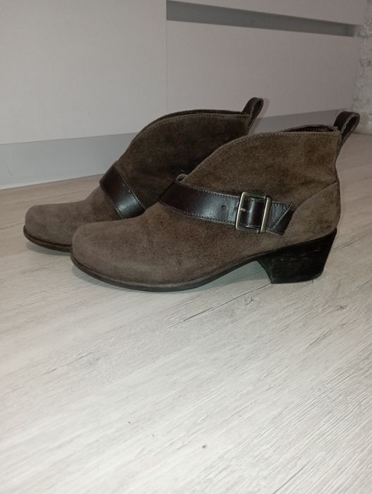 жіночі черевики UGG Wright Belted Ankle Boots з замші