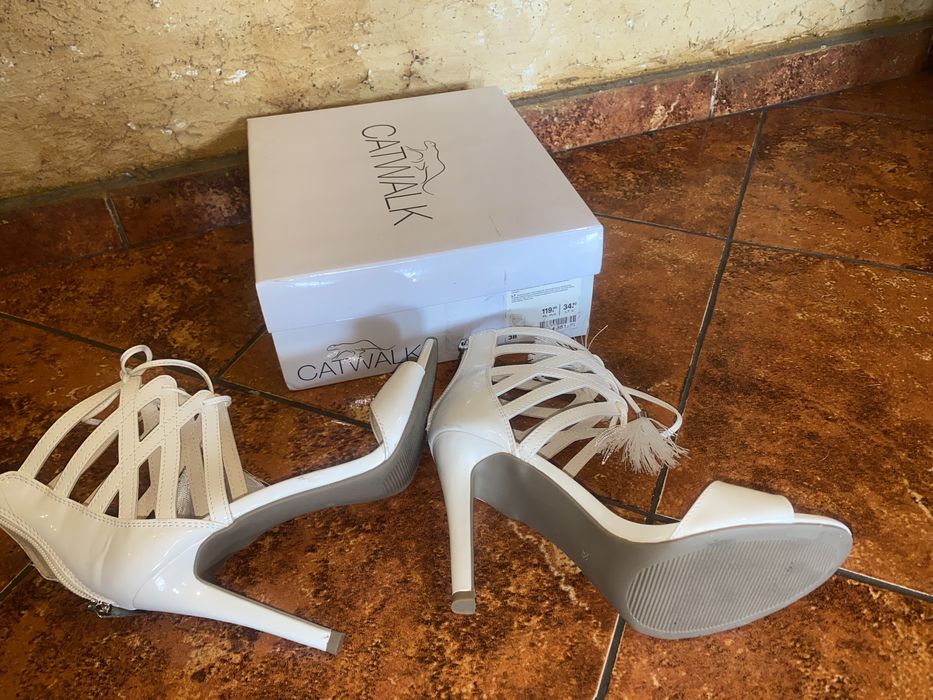 Białe nowe sandałki