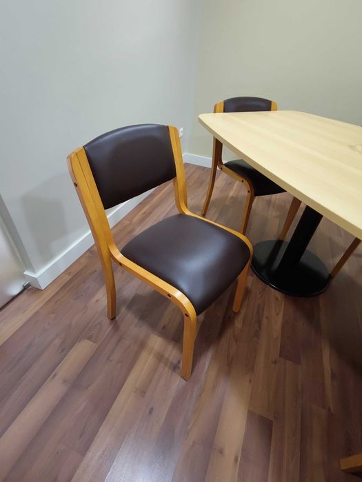 Estantes, mesa reunião e cadeiras (diverso material de escritório). Desde 20€