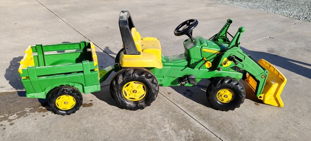 John Deere traktor z przyczepą