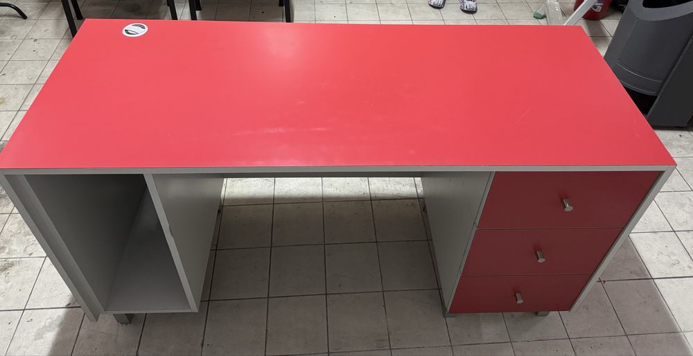 Secretária em madeira maciça