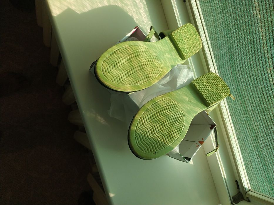 Женские босоножки