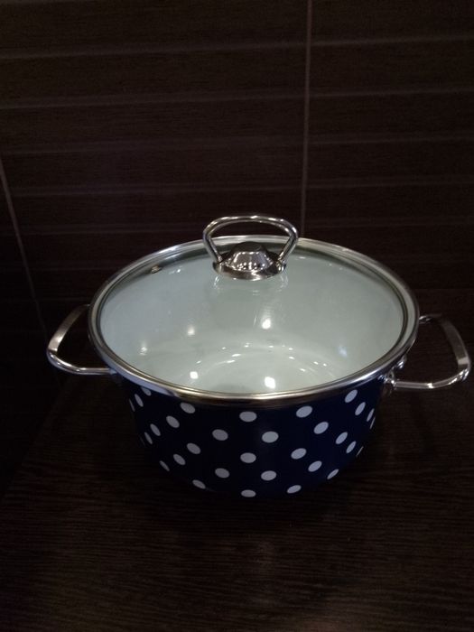 Кастрюля нова 2,4 л