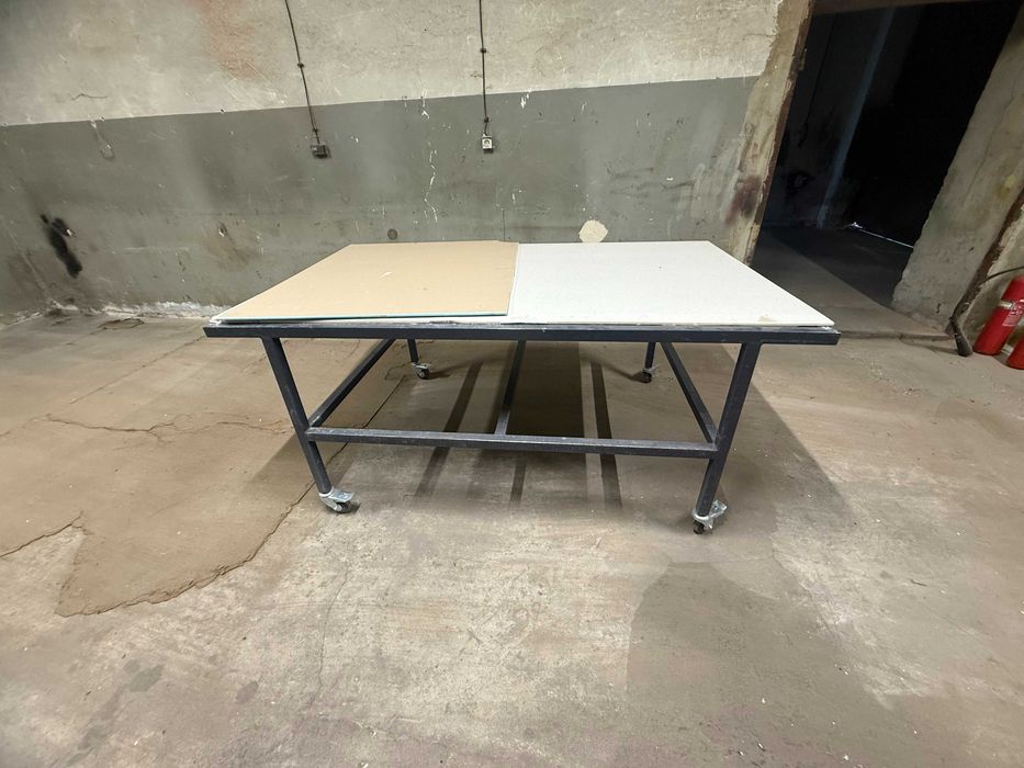 Stół na kółkach do giętarki/gilotyny