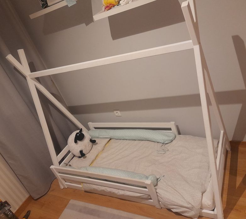 Cama montessori,feita à mão,que inclui; colchão,resguardo.