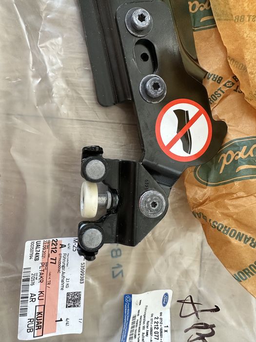 Кронштейн крепления двери Ford 2212077 .