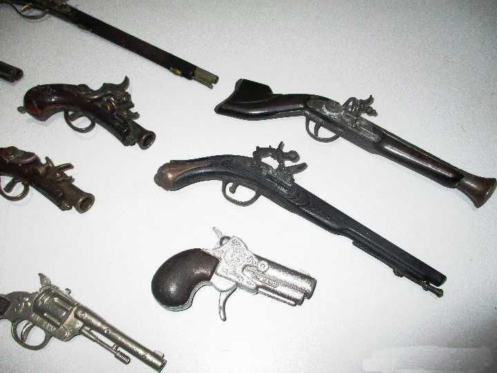 13 antigas pistolas miniaturas de fulminantes de vários formatos