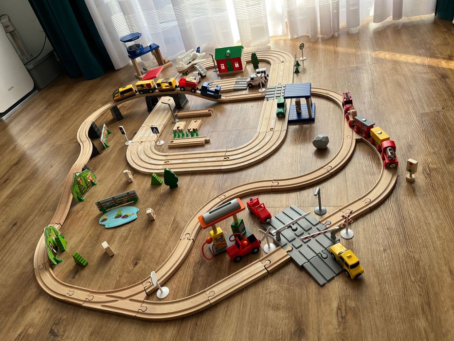 Duży zestaw drewnianych torów z lotniskiem