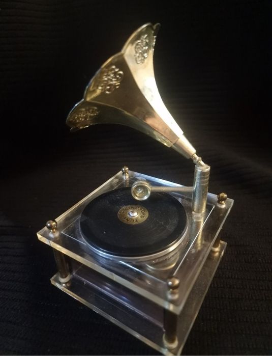 Antyk miniaturka grammofon