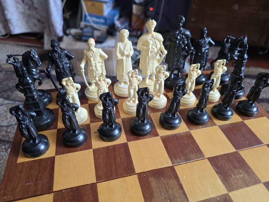 Шахматные фигуры украинские поштучно и Доска Дуб.