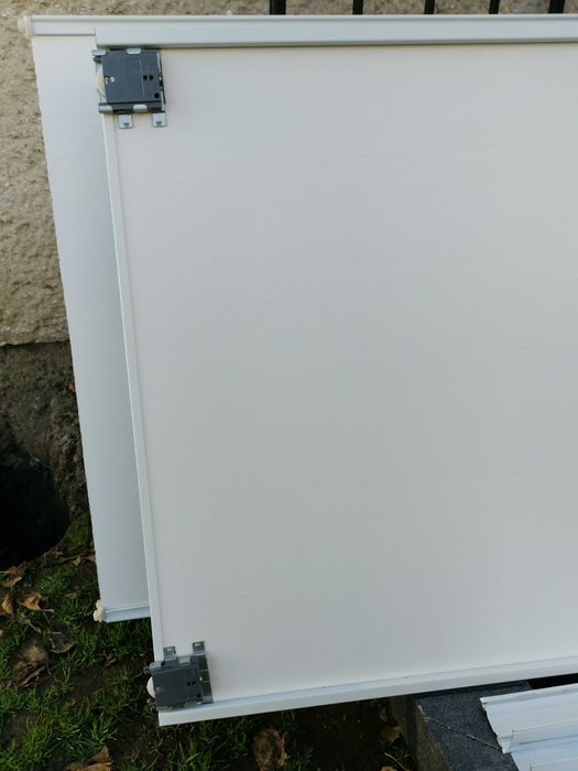 Drzwi przesuwne dwuskrzydłowe, białe. Szer. skrzydła 76cm, wys. 231cm.