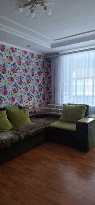 Продається трикімнатна квартира