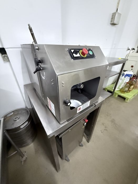 Maquina divisora e boleadora pizza  (vendo ou troco por carro ou mota )