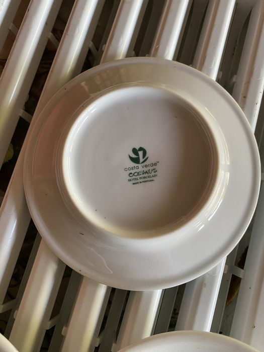 Prato e chavenas café . Tb . Jarros , pirex , Terrina sopa. Frapés .