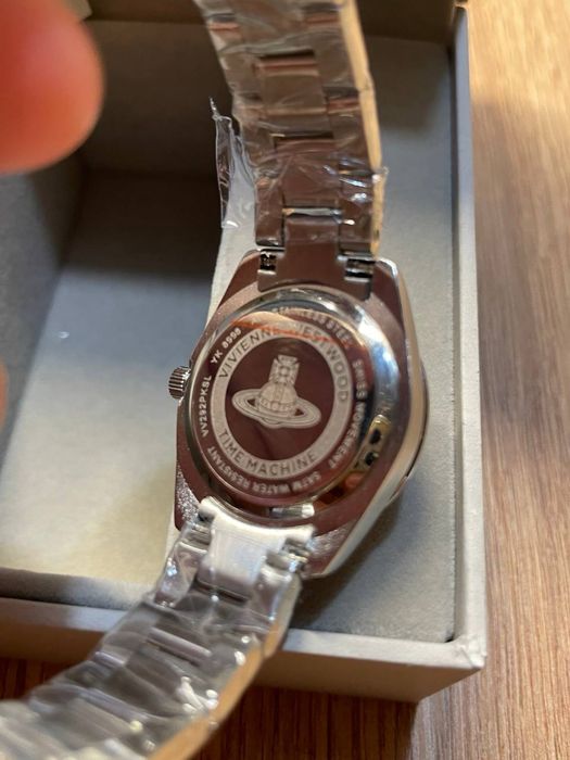 Новий годинник Vivienne Westwood