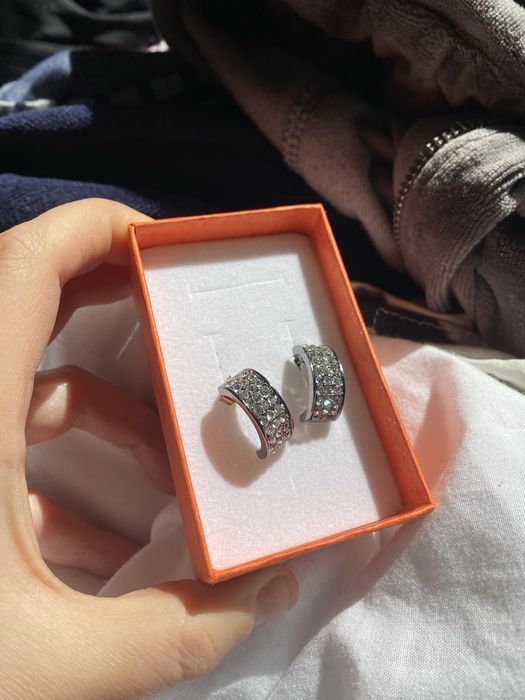 Śliczne błyszcące kolczyki