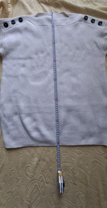 Sweter damski oversize z ozdobnymi guzikami, Bodyflirt