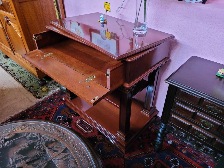 Móvel de apoio com tampo rotativo e prateleira deslizante - Mui