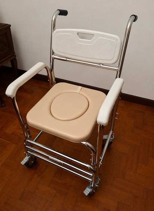 Cadeira de Banho e Sanitária com Rodas