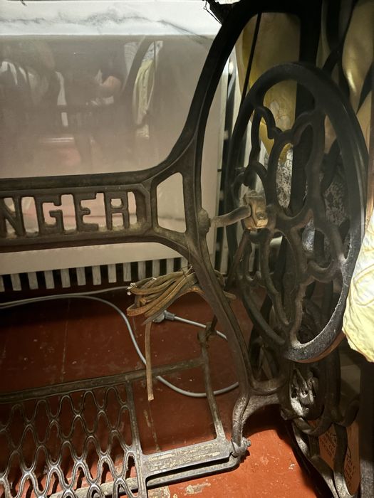 Швейная машинка со станинной singer