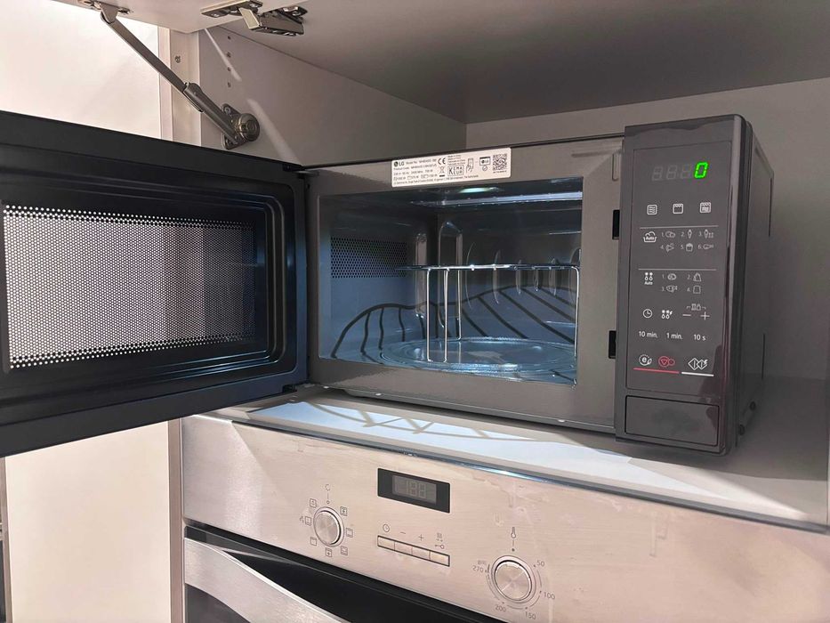 Microondas LG (MH6042D) com Grill a Display Digital - 20L - 700W, 5 Niveis de Potencia