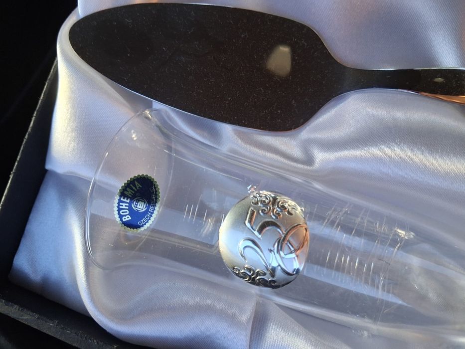 Copos de champanhe e talheres de corte de bolo