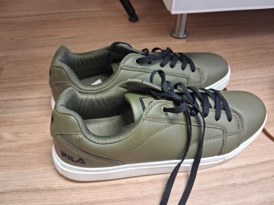 2 pares de sapatilhas+ 1 par de sapatos novos.