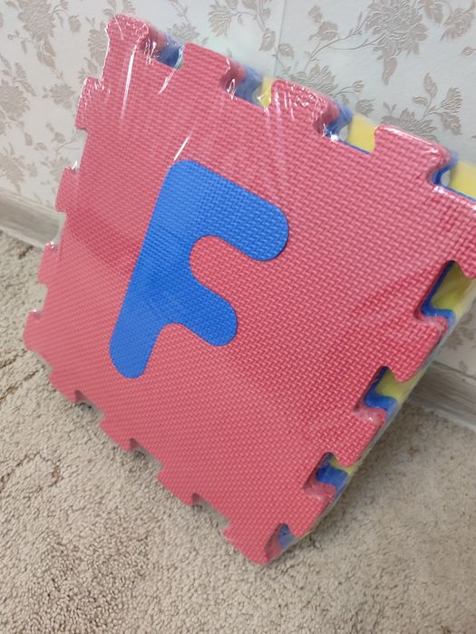 Продам Развивающий игровой коврик пазлы.