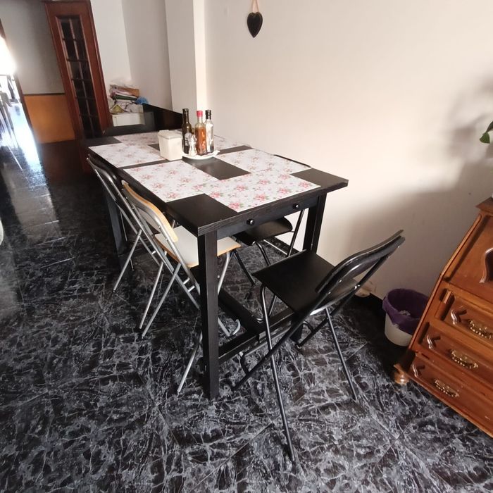Mesa sem marcas de uso