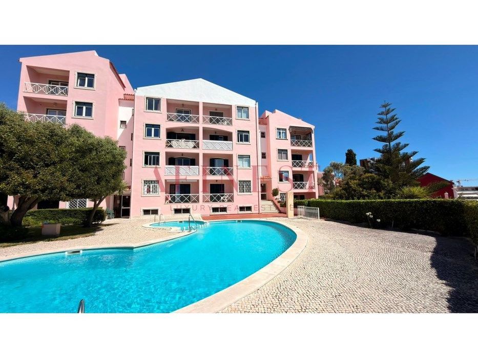 T2 Totalmente Remodelado | Condomínio Com Piscina | Monte Do Estoril