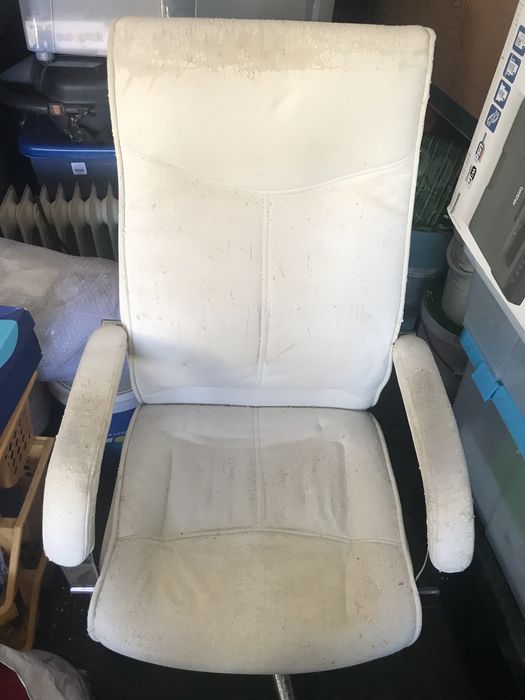 Cadeira com pele danificada