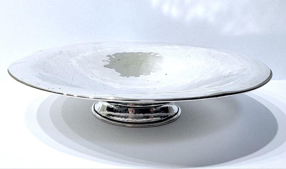 Magnífica antiga taça com pé em prata martelada alemã contrastada