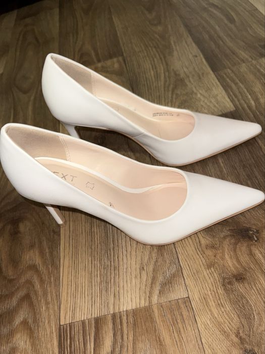 Білі каблуки на шпильці жіночі