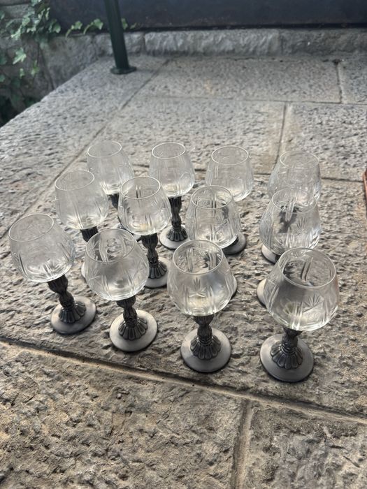 Conjunto de copos em cristal e estanho