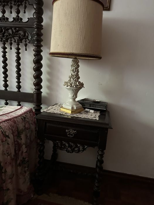 2 Mesas de cabeceira clássicas  em madeira