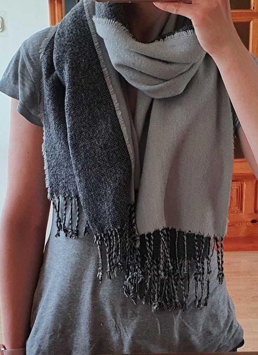 Szary ciepły szal