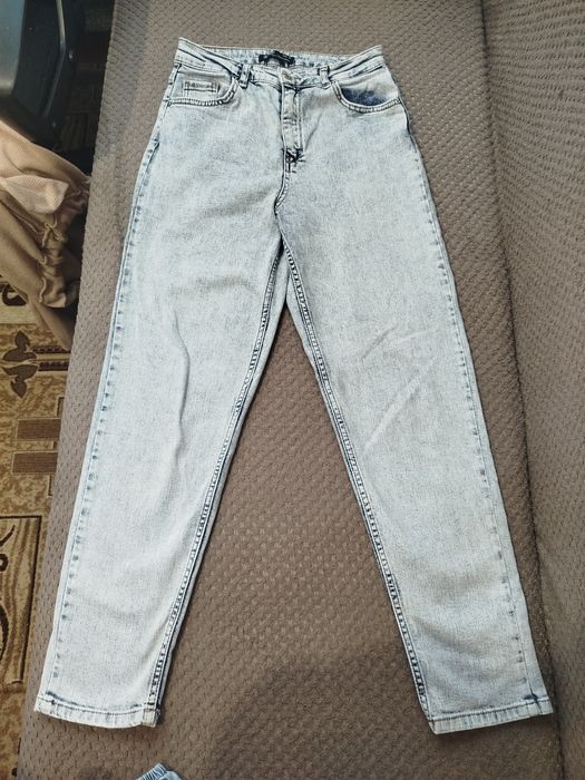 Продам світлі джинси Mom.
Стильні джинси у модному фасоні mom, з ви