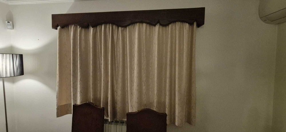 Conjunto de cortinas com suporte em madeira incluídos