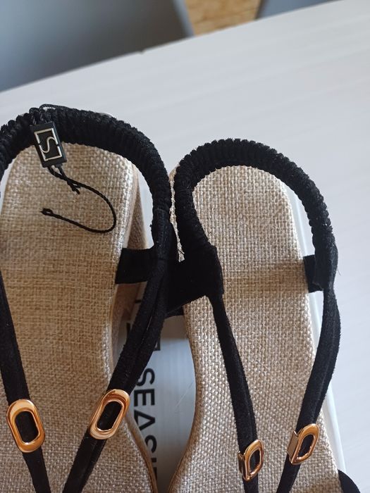 Sandálias novas de plataforma