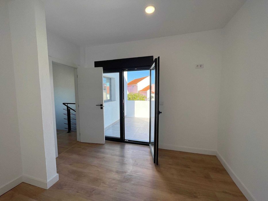 Moradia Nova T3 com Vista Aberta, A+ | Charneca da Caparica – 5 min da Praia